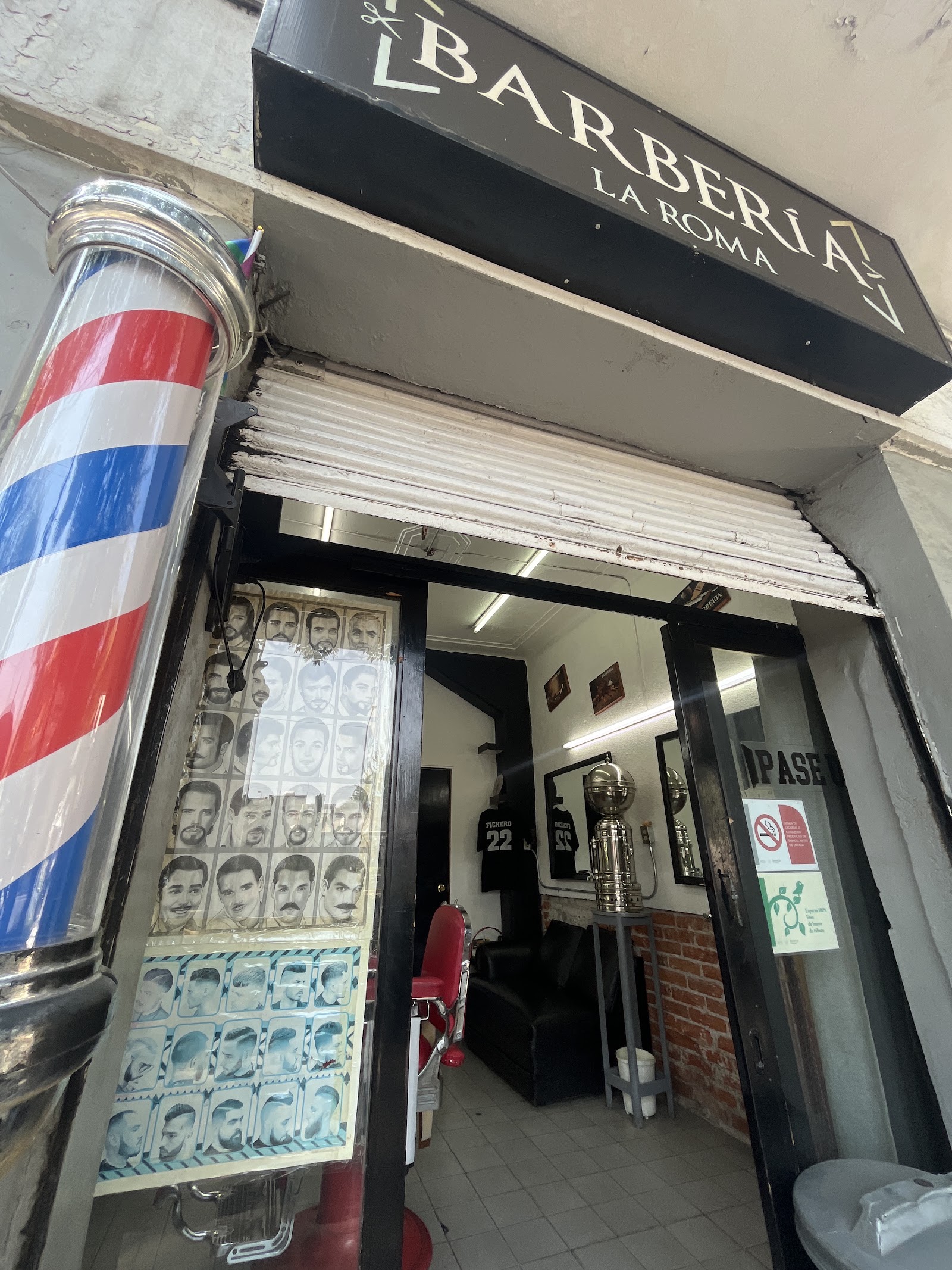 Barbero de Barbería La Roma trabajando